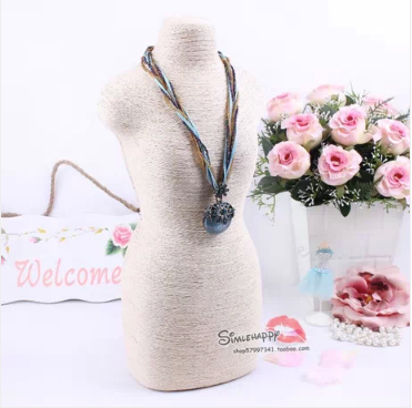 Fashionable White Jewelry Bust - Body Jewelry Plus recension och pris